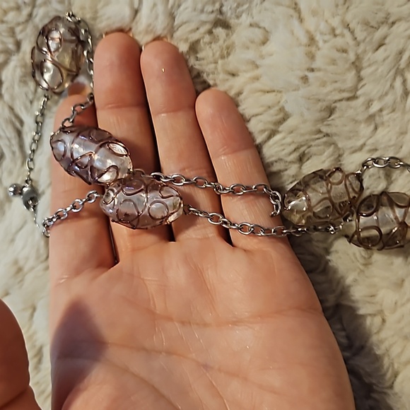 #0153 Glass? Bead necklace with purple/burgundy swirls - Picture 4 of 4